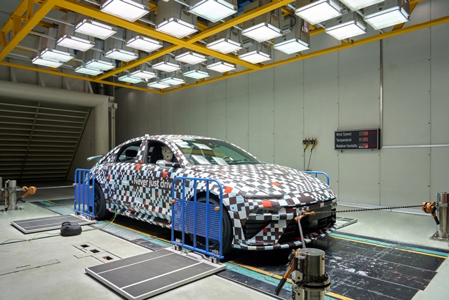 환경시험동 고온챔버에서 아이오닉 6 N 차량의 열관리 성능을 평가하는 모습. /현대차그룹