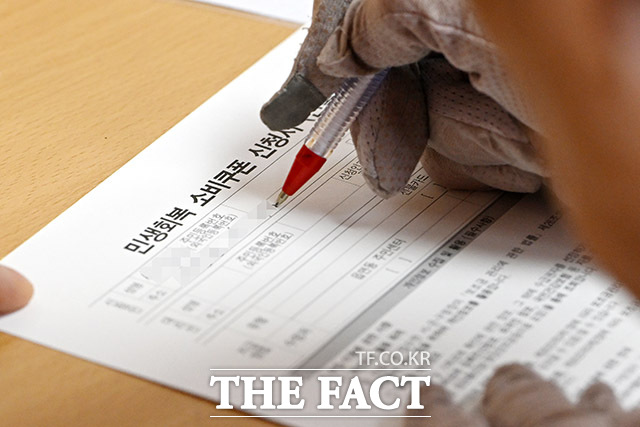 민생회복 소비쿠폰 1차 지급 신청일인 21일 오전 서울 마포구 연남동 주민센터에서 시민들이 소비쿠폰 신청을 하고 있다. /남용희 기자