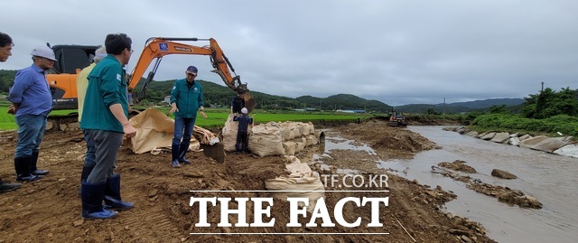 이완섭 서산시장이 23일 극한 호우 피해 복구 현장을 찾아 복구 상황을 살피고 있다. /서산시