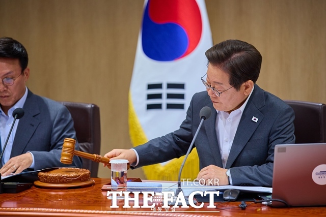 이재명 대통령이 8일 용산 대통령실에서 주재한 제30회 국무회의에서 의사봉을 두드리고 있다. /대통령실