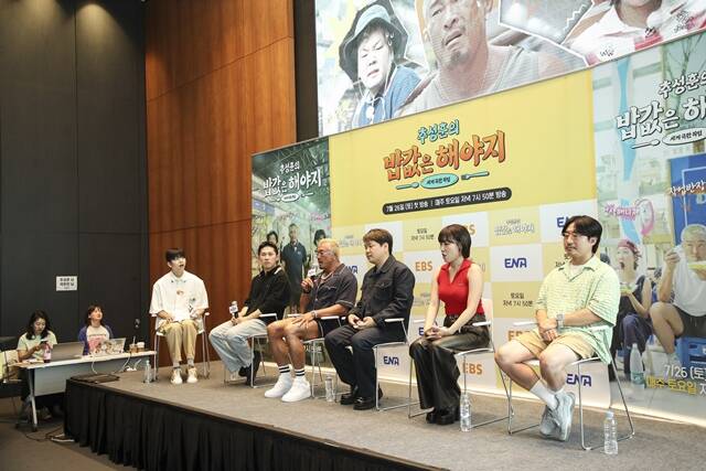ENA 새 예능프로그램 추성훈의 밥값은 해야지 출연진들이 질의응답에 응하고 있다. 이 가운데 추성훈과 이은지 등이 제작진이 물 한 모금도 주지 않을 정도로 자신들이 모든 것을 알아서 해야 했다고 토로해 웃음을 안겼다. /ENA