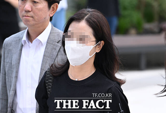 집사 게이트 의혹의 핵심 인물인 김예성 씨 배우자 정 모 씨가 23일 오전 서울 종로구 KT광화문빌딩 웨스트에 마련된 민중기 특검 사무실에 출석하고 있다. /박헌우 기자