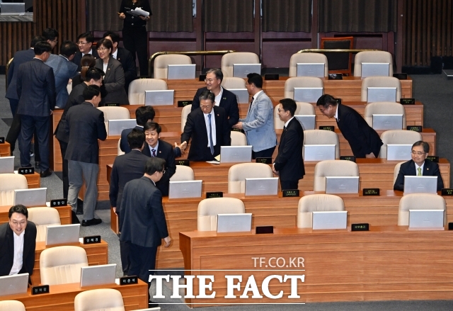 교육부는 23일 국회 본회의에서 제정법률안인 사립대학 구조개선법(사립대 구조개선법)과 유아교육지원특별회계법 등 5건의 일부개정법률안이 의결됐다고 밝혔다. 사진은 이재명 정부 첫 국무위원들이이날 오후 서울 여의도 국회에서 열린 제427회 국회(임시회) 제2차 본회의에 참석해 의원들과 인사하는 모습./국회=배정한 기자