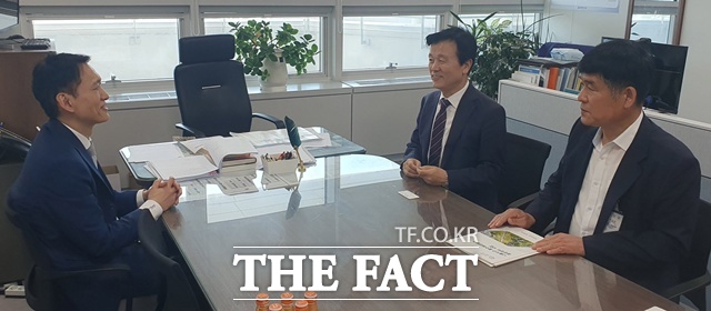 조규일(오른쪽 두번째) 진주시장이 정창성 재난대응국장과 면담을 하고 있다./진주시