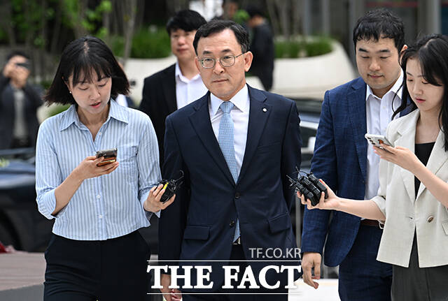 집사 게이트 관련 투자 의혹을 받는 정근수 신한투자증권 CIB 총괄사장(전 신한은행 부행장)이 23일 오전 서울 종로구 KT광화문빌딩 웨스트에 마련된 민중기 특검 사무실에 출석하고 있다. /박헌우 기자