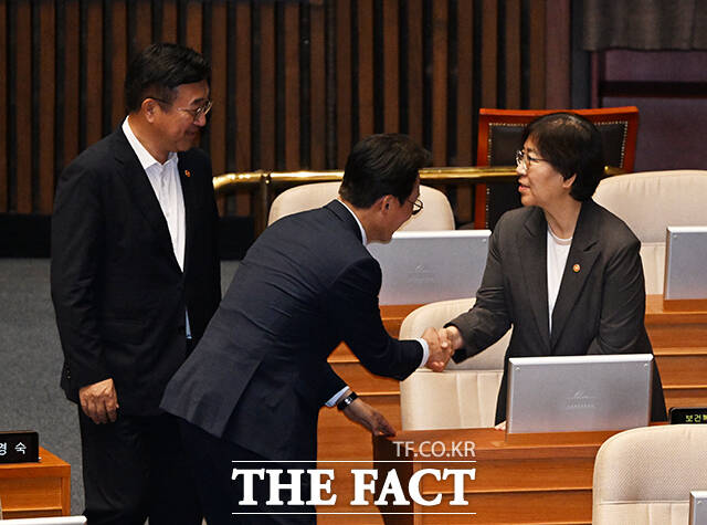 정은경 보건복지부 장관과 인사하는 김민석 국무총리.