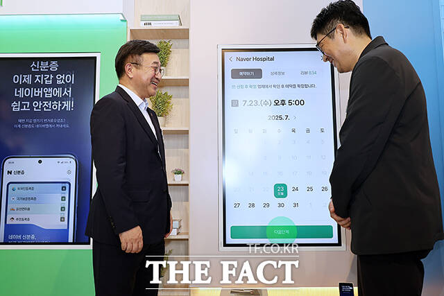 윤호중 행정안전부 장관(왼쪽)이 23일 오후 서울 성동구 소재 앤더슨씨 성수에서 열린 모바일 신분증 민간개방 오픈 행사에 참석해 장준기 네이버 부사장과 함께 모바일 신분증 혁신 서비스를 시연하고 있다. /행정안전부