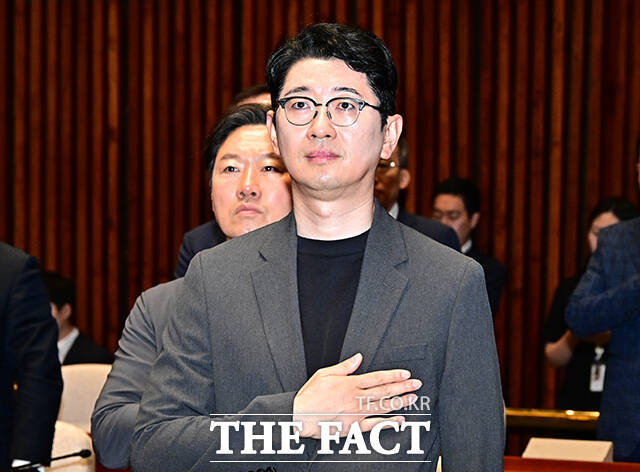 당대표 선거 출마를 선언한 주진우 국민의힘 의원이 23일 오전 서울 여의도 국회에서 열린 의원총회에 참석해 국기에 대한 경례를 하고 있다. /국회=배정한 기자