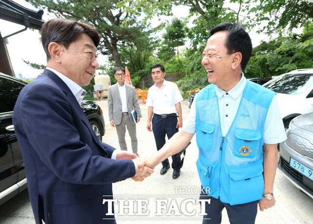 우범기 전북 전주시장(왼쪽)이 성도경 완주·전주 상생발전 완주군민협의회 공동대표와 오찬 간담회에 앞서 악수를 하고 있다. /전주시