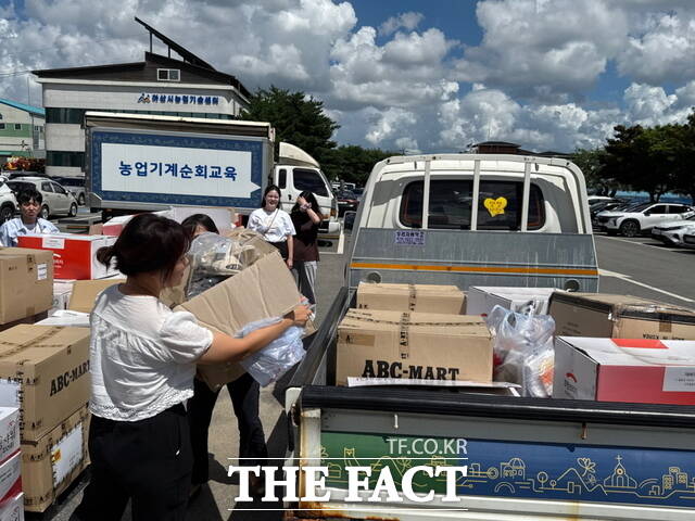 전국재해구호협회가 지원한 생활필수품을 이재민 대피소에 배부하고 있는 모습./아산시