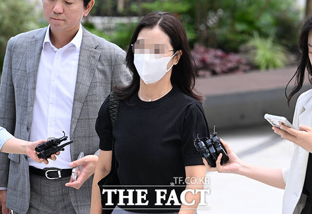 집사 게이트 의혹을 수사하는 김건희 여사 연루 의혹을 수사하는 민중기 특별검사팀에 김 여사의 집사로 알려진 김예성 씨 배우자 정모 씨가 23일 출석했다. /박헌우 기자