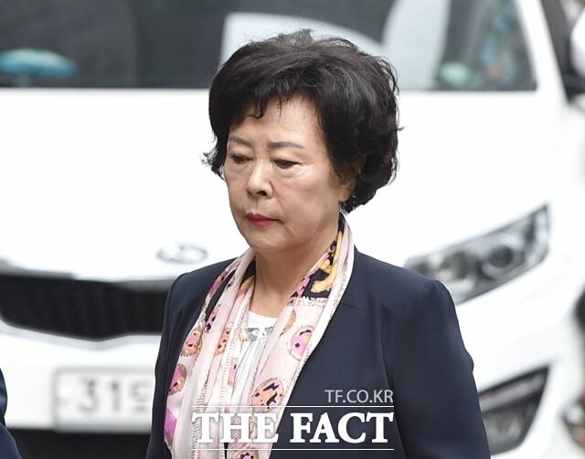 신영자 롯데재단 의장이 보유 중이던 롯데지주와 롯데쇼핑 주식에 이어 롯데칠성음료 주식도 전량 처분했다. /더팩트 DB