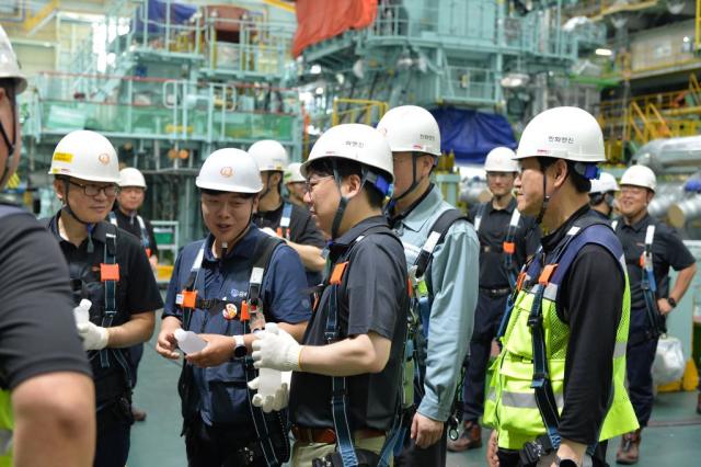 유문기 한화엔진 대표이사는 최근 선박 엔진 조립공장 현장을 방문해 근무 환경 실태를 점검했다. /한화엔진