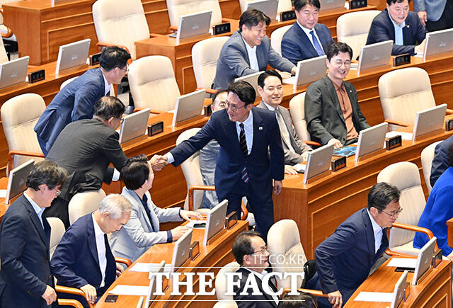 여당 의원들과 인사하는 김민석 국무총리.