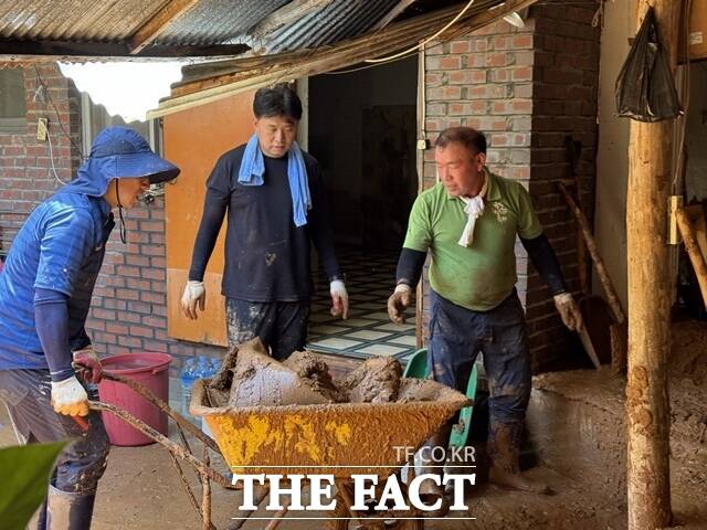 22일 김기윤 금산군의회 의장(오른쪽)을 비롯한 금산군의회 관계자들이 폭우 피해를 입은 예산군을 찾아 복구활동을 펼치고 있다. /금산군의회