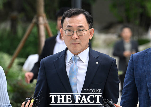 김건희 여사 연루 의혹을 수사하는 민중기 특별검사팀이 23일 이른바 집사 게이트에 투자한 것으로 알려진 신한은행과 경남스틸 관계자를 불러 조사 중이다. 사진은 정근수 전 신한은행 부행장./박헌우 기자