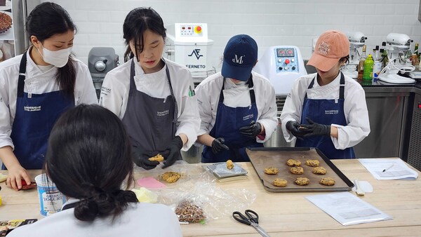 청년커피랩 1기 디저트 교육 중 쿠키를 직접 반죽해 보고 있는 교육생들 사진. /신세계
