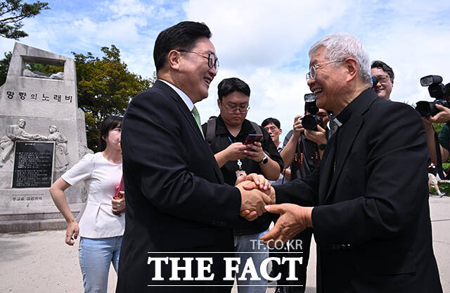23일 경기 파주 임진각 평화누리공원 일원에서 유흥식 추기경 과 우원식 국회의장이 한반도 평화와 남북교류 복원을 위해 만나 인사를 나누고 일대를 둘러보고 있다. /국회사진기자단