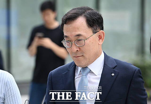 집사 게이트 관련 투자 의혹을 받는 정근수 신한투자증권 CIB 총괄사장(전 신한은행 부행장)이 23일 오전 서울 종로구 KT광화문빌딩 웨스트에 마련된 민중기 특검 사무실에 출석하고 있다. /박헌우 기자