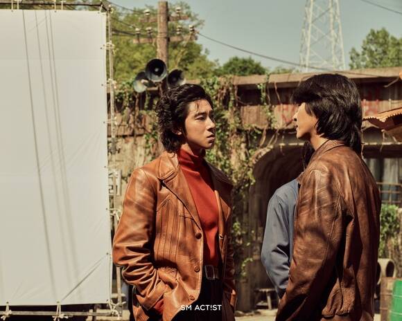 가수 겸 배우 정윤호가 파인:촌뜨기들에서 목포 건달 벌구 역으로 분해 활약하고 있다. /SM엔터테인먼트