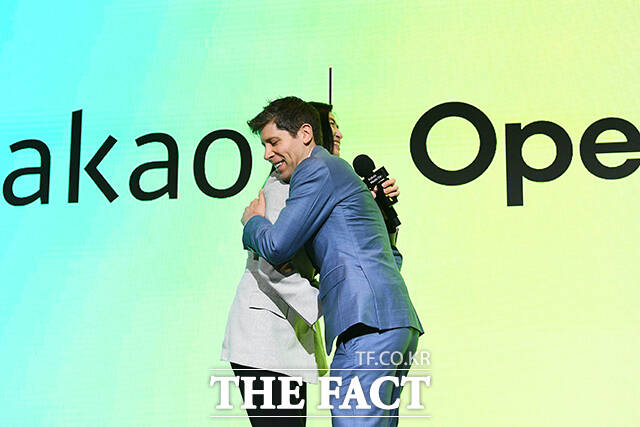 정신아 카카오 대표(왼쪽)와 샘 울트먼 오픈AI 최고경영자가 지난 2월 서울 중구 더플라자호텔에서 열린 카카오 미디어데이에 참석해 포옹하고 있다. /서예원 기자