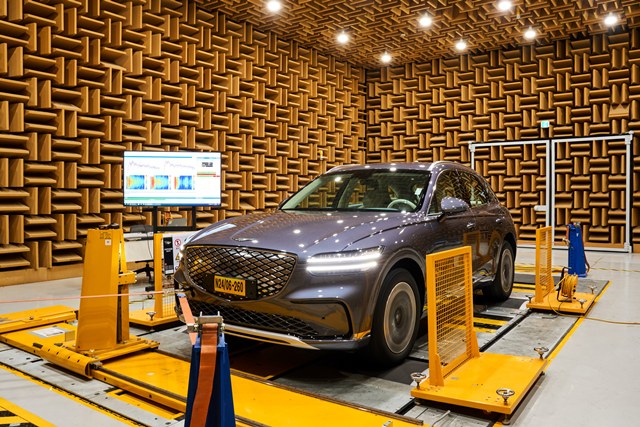 NVH동 로드노이즈시험실에서 GV70 전동화 모델의 실내 유입 노면 소음을 측정하는 모습. /현대차그룹