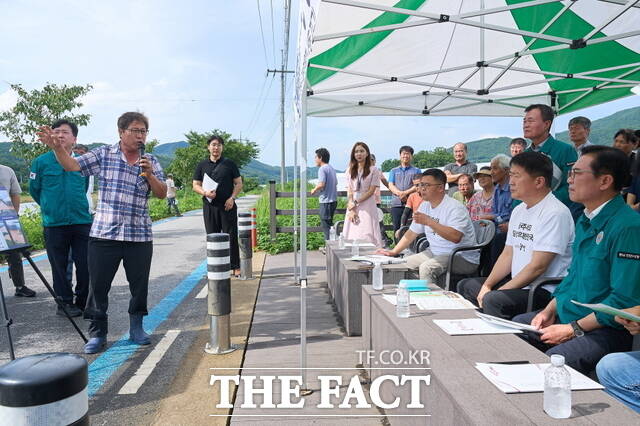 김석필 권한대행이 22일 박규섭 국정기획위원회 대외협력국장과 함께 천안시 북면에 방문해 수해피해 농가의 목소리를 듣고 있다./천안시