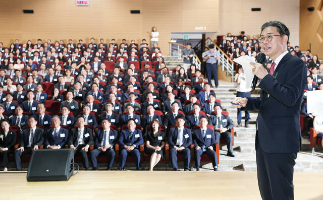 강민수 국세청장이 23일 국세청에서 열린 퇴임식에서 일 하나는 제대로 하는 국세청을 위해 실제로 우리 함께 많이 노력했고 성과도 이뤘다고 말했다. 사진은 이임식 모습. /국세청