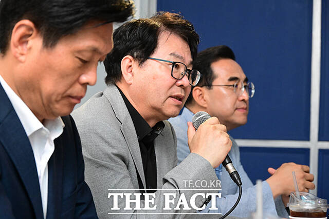 이재명 정부 5년 밑그림을 그리는 국정기획위원회가 23일 지역사랑상품권 발행에 국가 지원을 의무화하는 방안을 대통령실에 신속과제로 건의한다고 밝혔다. 이한주 국정기획위원장(가운데)이 13일 오후 서울 종로구의 한 카페에서 기자간담회를 열고 모두발언을 하는 모습. /남윤호 기자