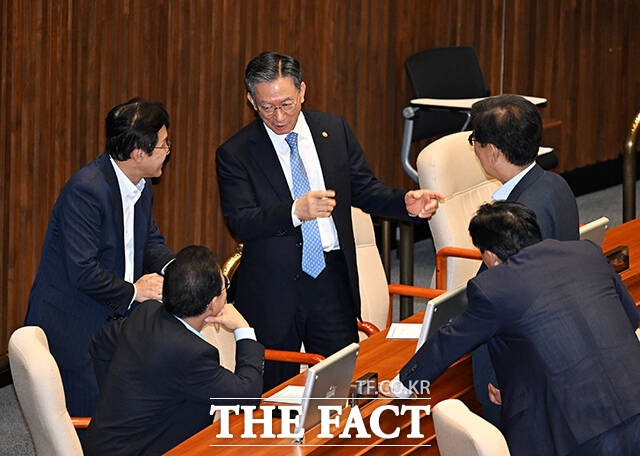 여당 의원들과 인사하는 정성호 법무부 장관.