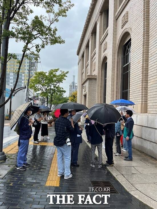 대구근대역사관에서 역사문화 관련 답사를 하고 있는 시민들. /대구근대역사관