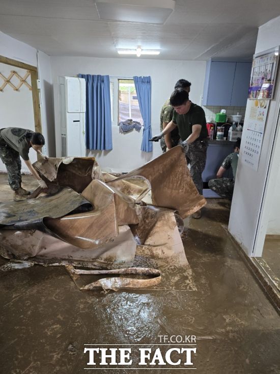 지난 16일부터 20일 새벽까지 내린 극한호우로 집 안까지 토사가 들어온 가평군 조종면의 한 주택에서 인근 군부대 장병들이 응급 복구를 위해 안간힘을 쓰고 있다. /가평군