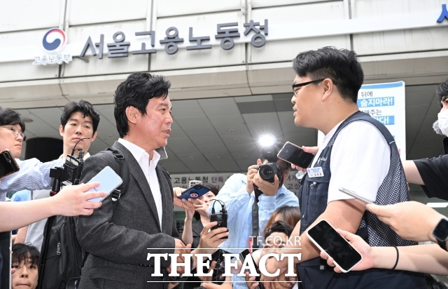김영훈 고용노동부 장관 후보자가 지난달 24일 오후 서울 중구 서울지방고용노동청에 마련된 인사청문회 준비 사무실에 출근하며 서울지방고용노동청 앞에서 집회 중이던 민주노총 금속노조 주얼리분회 조합원의 입장을 듣고 있다. /박헌우 기자