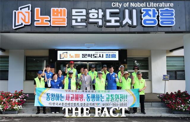 장흥군이 교통안전 캠페인을 전개하고 있다. /장흥군