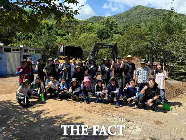 서천군 농업기술센터가 극한 호우 이후 토사 유출 등 피해를 입은 문산면 수암리 일원을 찾아 시설물 복구 자원봉사 활동을 펼치고 있다. /서천군