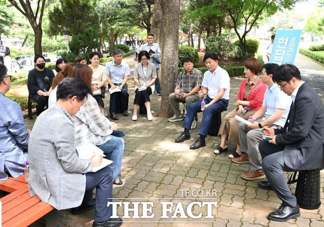 조용익 부천시장(오른쪽 3번째)이 어린이공원에서 현장 간담회를 진행하고 있다./부천시