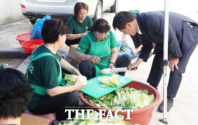 이학수 정읍시장은 23일 장명동 영양식 밑반찬 나눔행사 새마을회관을 방문해 새마을지회장과 새마을부녀회 회원들을 격려하고 나눔활동의 의미를 함께했다. /정읍시