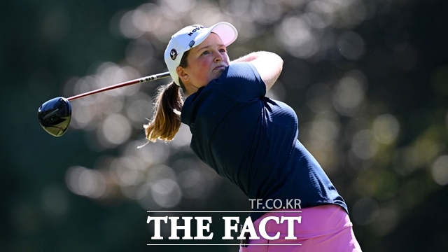 로티 워드가 올해 아문디에비앙챔피언십에서 힘차게 티샷을 하는 모습. 워드는 공동 3위에 오르면서 LPGA투어 멤버십 카드를 받는데 성공했다./게티이미지.LPGA