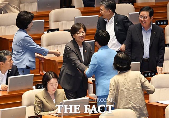 여당 의원들과 인사하는 정은경 보건복지부 장관.
