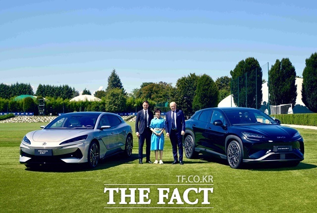 왼쪽부터 조르지오 리치 인터밀란 CRO, 스텔라 리 BYD 부회장, 주세페 마로타 인터밀란 회장 겸 CEO가 덴자 Z9GT, BYD 씨라이언7과 함께 기념사진을 촬영한 모습. /BYD코리아