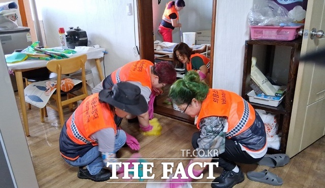 예산의용여성소방대 회원들이 침수된 주택 청소를 하고 있다. /예산군.