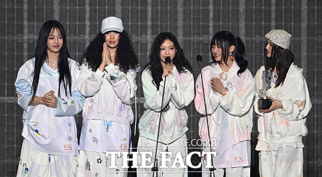 [더팩트ㅣ교세라 돔 오사카=이새롬·남윤호·박헌우 기자] <더팩트>가 주최하고 팬앤스타와 필링바이브(FEELINGVIVE)가 주관하는 2024 더팩트 뮤직 어워즈(2024 THE FACT MUSIC AWARDS, TMA)가 일본 오사카 교세라 돔 오사카에서 열린 가운데 월드 베스트 퍼포머 상을 받은 그룹 뉴진스(NewJeans)가 수상 소감을 밝히고 있다.