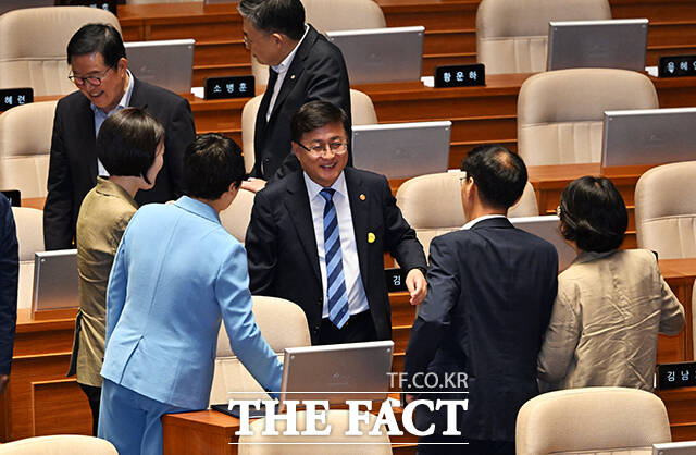 여당 의원들과 인사하는 김성환 환경부 장관.