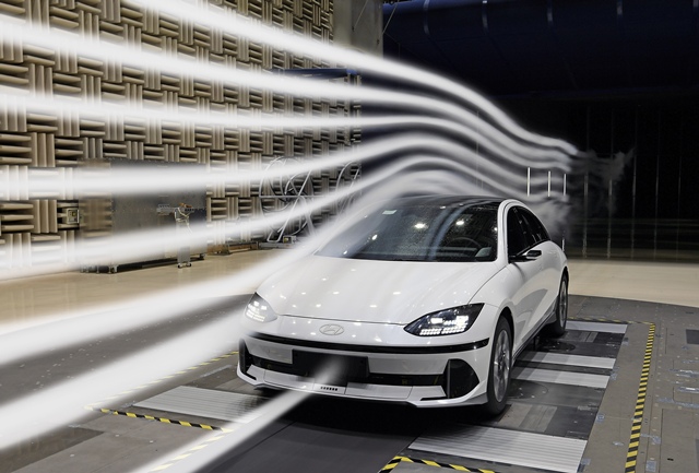 남양연구소 공력시험동에서 아이오닉 6 차량으로 유동 가시화 시험을 하는 모습. /현대차그룹