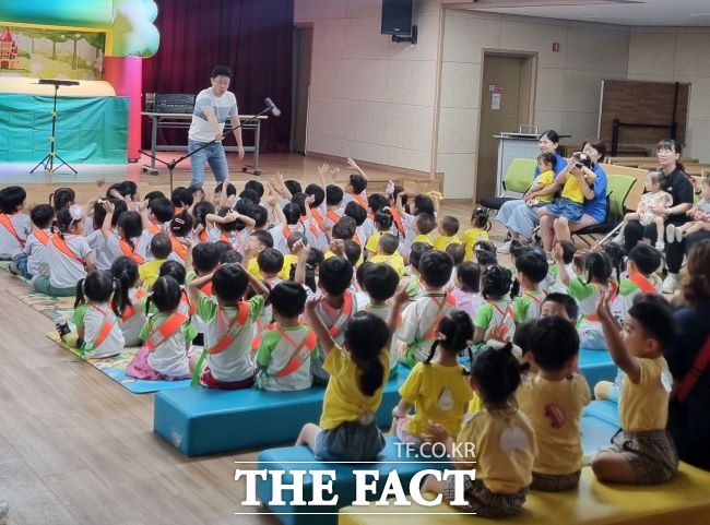 어린이들이 ‘문화예술 체험형 인형극’을 관람하고 있다./시흥시