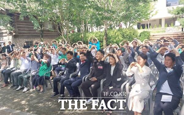 새마을문고중앙회 대전시 대덕구지부가 23일 법동 계족산 소류지 구민휴식공원에서 진춘식 새마을문고중앙회 대전시지부 회장과 5개구 지부장, 최충규 대덕구청장 등 12개 동장, 전석광 대덕구의회 의장, 정광모 으뜸새마을금고 이사장 당선인 등 200여 명이 참석해 2025 대덕사랑 시화전 및 숲속의 문고 개장식을 가졌다. /선치영 기자