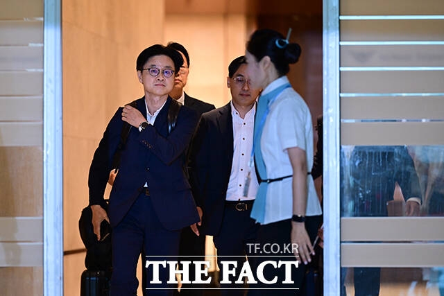 이재명 정부 초대 산업·환경부 장관들이 나란히 원전 필요성을 강조하면서 이재명 대통령의 에너지믹스 정책이 탄력을 받을 전망이다. 김정관 산업통상자원부 장관이 23일 미국 출장을 위해 인천국제공항에 도착하고 있다. /남윤호 기자