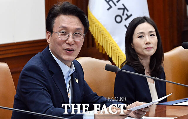 김민석 국무총리(왼쪽)가 23일 오전 서울 종로구 정부서울청사에서 열린 APEC 정상회의 종합점검회의에 참석해 모두발언을 하고 있다. /임영무 기자