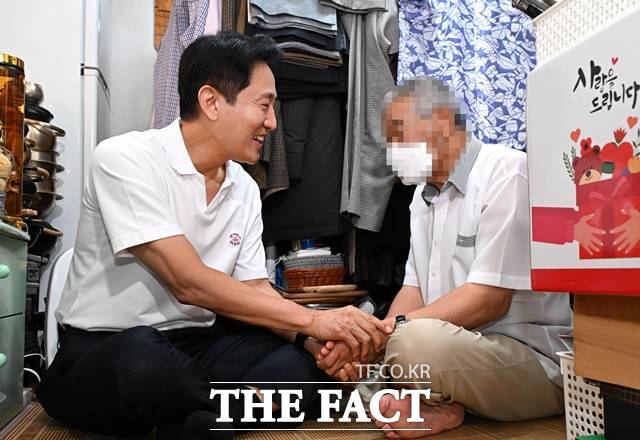 2024년 8월 6일 서울역 쪽방촌 일대(용산구 후암동)를 찾은 오세훈 서울시장./서울시