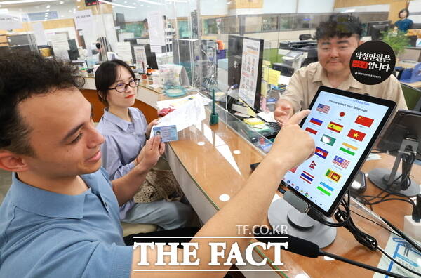 대전 유성구청을 방문한 외국인이 통번역기를 활용해 체류지 변경 신고를 하고 있다./대전 유성구